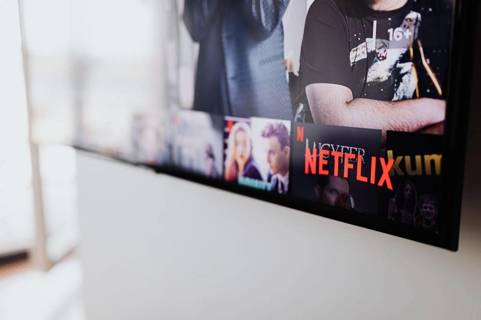 Watch NOW TV in Greece on a TV screen