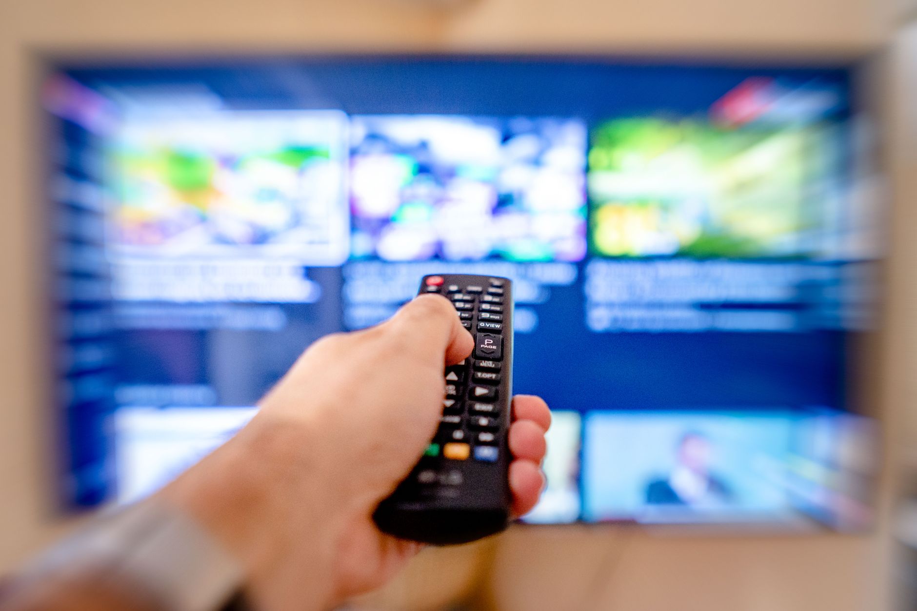 Watch Roku Channel in Poland on a TV screen